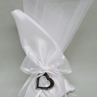 Μπομπονιέρα γάμου πουγκί σατέν λευκό με καρδιά ασημί
