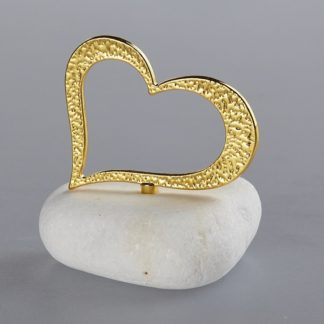 Μπομπονιέρα γάμου μεταλλική καρδιά χρώμα χρυσό σε πέτρα
