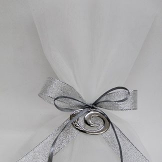 Μπομπονιέρα γάμου τούλινη λευκή με μεταλλικό ασημί ρόδι