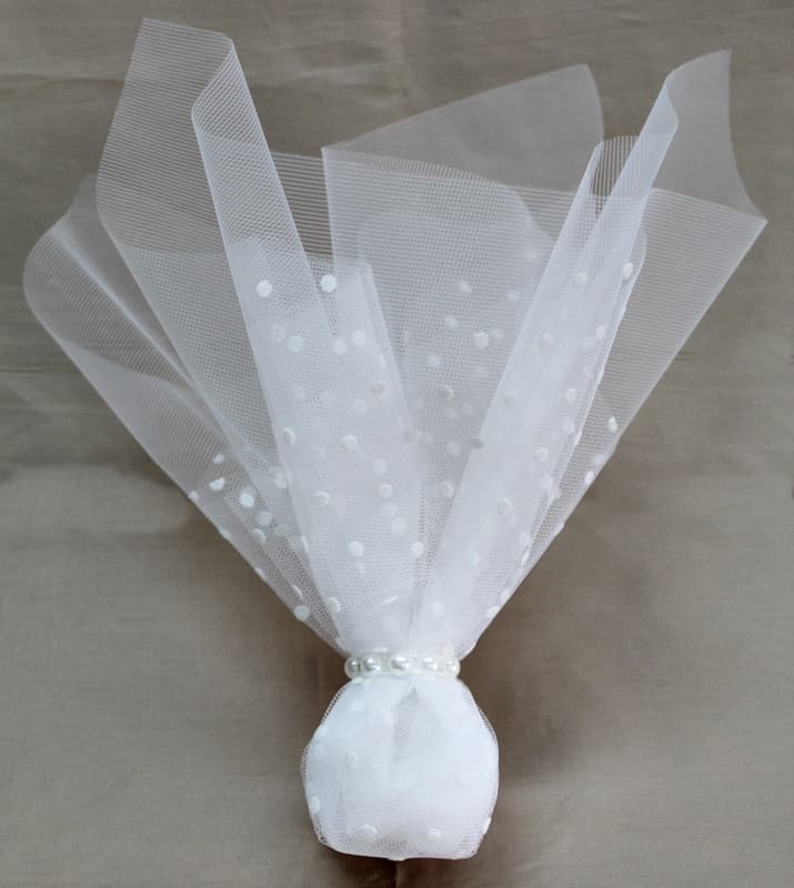 Μπομπονιέρα γάμου τούλινη πουά λευκή με δέσιμο πέρλα