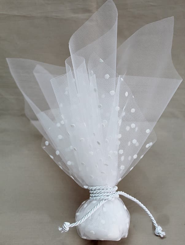Μπομπονιέρα γάμου τούλινη πουά λευκή με δέσιμο κορδόνι